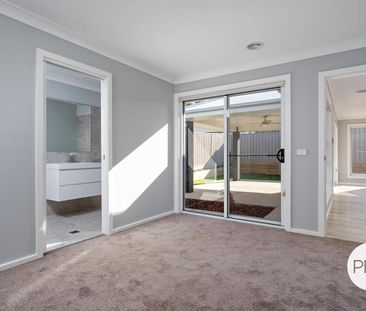 2/12 Gibson Street, Boorooma NSW 2650 - Photo 1