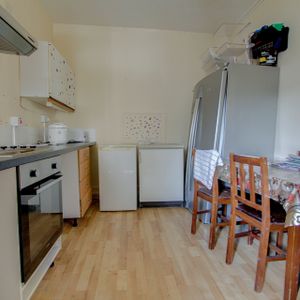 Waddon New Road, Croydon, CR0 - Photo 2