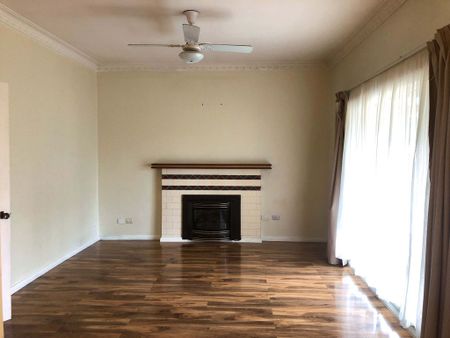 Lovely 4 Bedroom Home With Outdoor Entertaining! - Photo 2