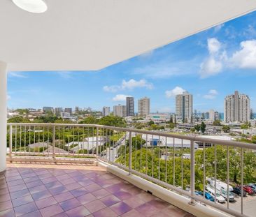 STUNNING FULL FLOOR APARTMENT - CENTRAL - Photo 4