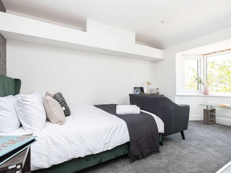 Stunning Double En-Suite Rooms & Office Area - Photo 5