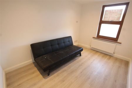 Double Room to rent in Ilford, IG6 - Photo 3