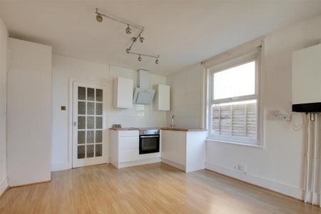 1 bedroom flat to rent - Photo 3