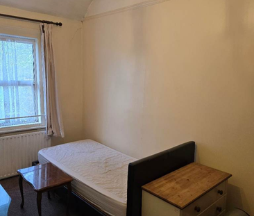 1 bedroom in a flat share to rent - Photo 1