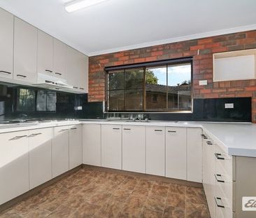 Spacious Family Home for Rent – Walk to Town! - Photo 2