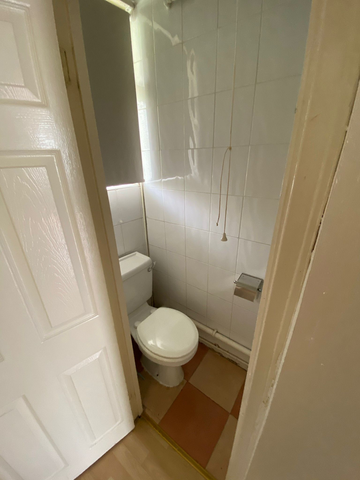 1 bedroom in a flat share to rent - Photo 4