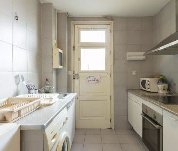 Bright room for rent in 8-bedroom apartment in Moncloa - Photo 6
