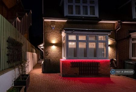 3 bedroom semi-detached house to rent - Photo 5
