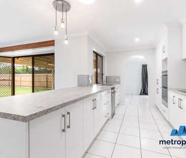 SPACIOUS FAMILY HOME - Photo 2