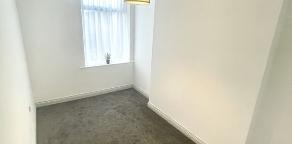 Newly Refurbished Stunning 1 Bedroom Apartment - Photo 2