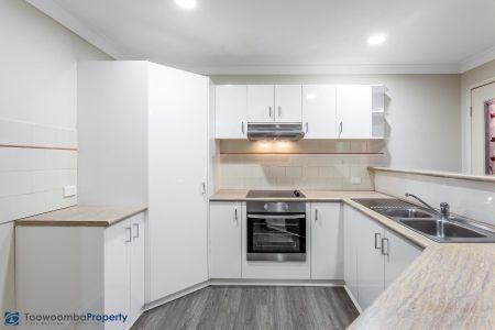 Recently renovated, this unit leaves nothing to do but simply move in! - Photo 4