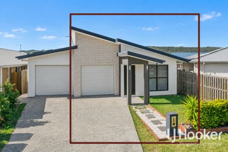 Modern Three Bedroom Duplex - Spacious Back Yard & Garden Shed - Photo 5