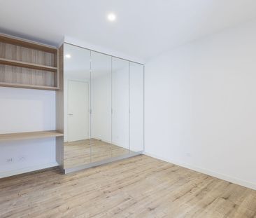 Sun-Drenched Fitzroy Living with Stunning Views - Photo 4