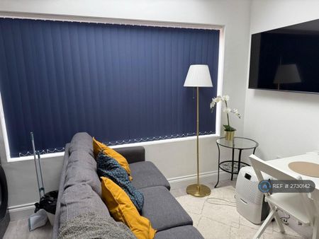 1 bedroom in a flat share to rent - Photo 5