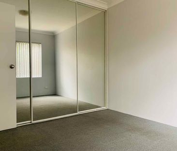 Spacious Ground Floor 2 Bedroom Unit - Close To All Amenities - Photo 3