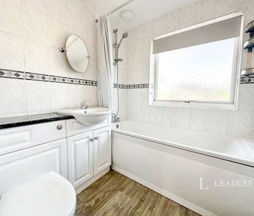 3 bedroom house to rent Redhouse Park Gardens, Gosport, Hampshire, ... - Photo 3