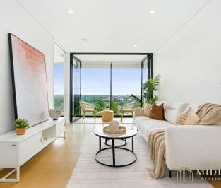 Sunlit & Spacious One Bedroom With Uninterrupted Views on Top Floor - Photo 4