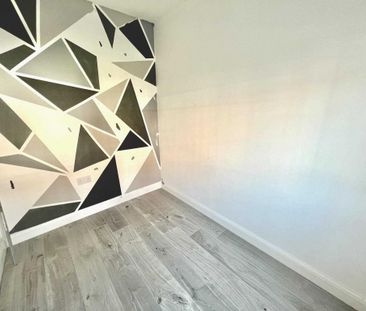 4 bedroom semi-detached house to rent - Photo 6