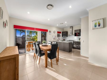 MODERN 3 BEDROOM HOME WITH DUCTED AIRCON & SOLAR - Photo 3