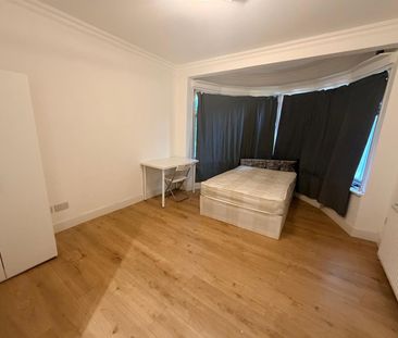 Hall Lane, Hendon, Barnet - Photo 2