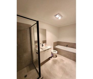 Near New 3 Bedroom Townhouse - Photo 4
