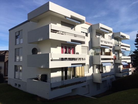 "Moderne 3.5 Zimmer-Wohnung mit schönem Balkon" - Photo 1