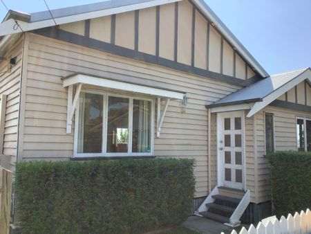 Charming home with entertainer deck - Photo 4