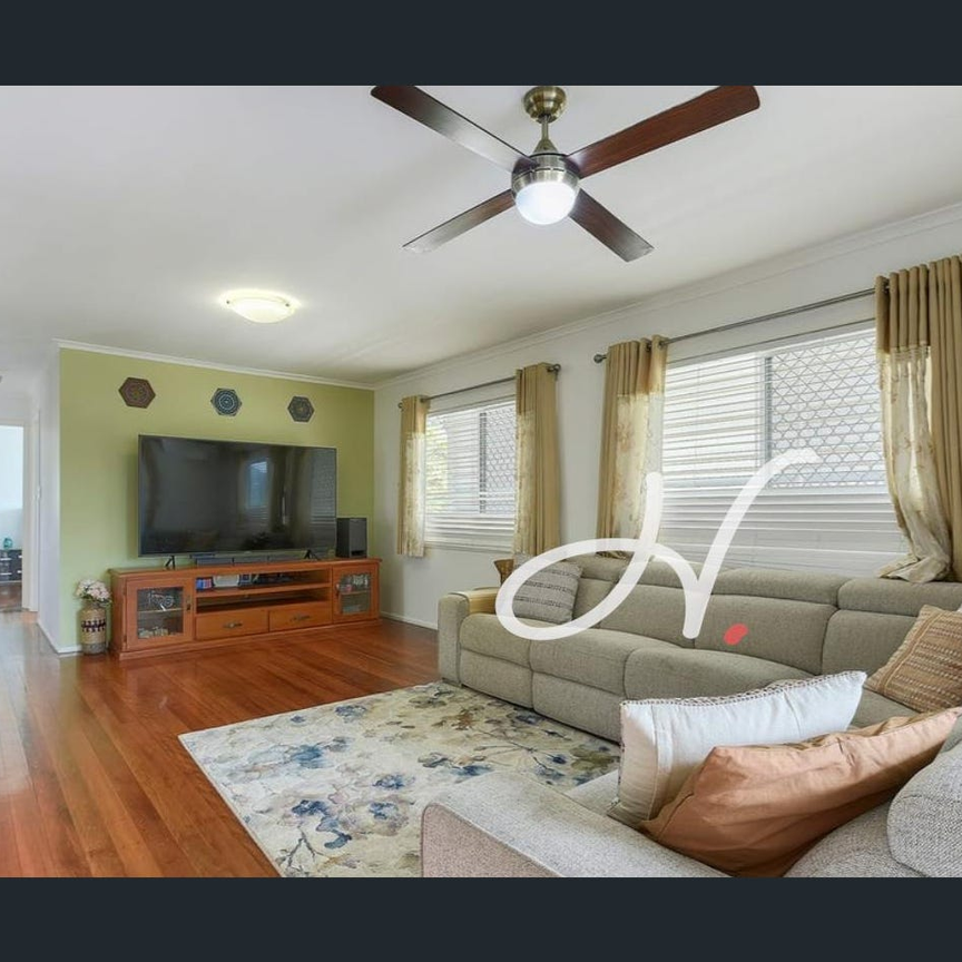 Spacious Family Home with Versatile Downstairs Living – Quiet & Convenient Location - Photo 1