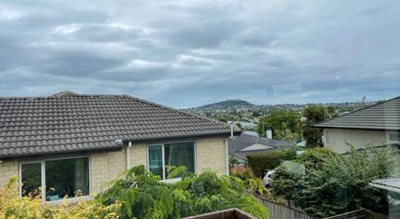 Sunny family home with views - Photo 3