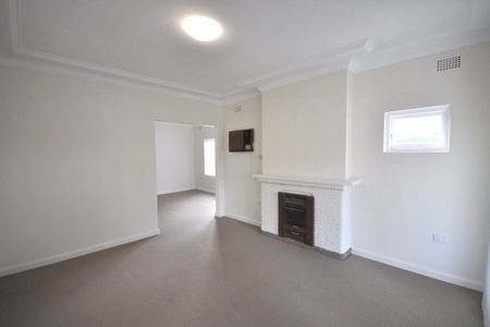 SPACIOUS FAMILY HOME - Photo 2