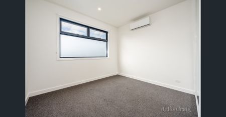 Three Bedroom Townhouse with Courtyard in Prime Location - Photo 2