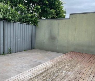 2 Bedroom Townhouse - 3 minute walk to tram stop! - Photo 3