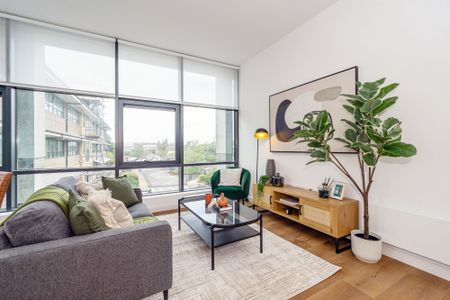 Lakeside Close, Staines Upon Thames - Photo 2