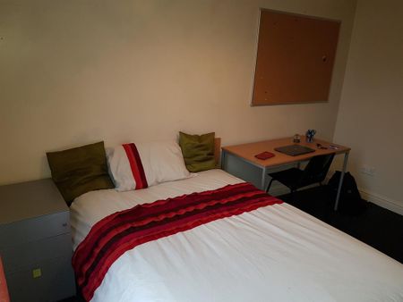 6 bedroom flat to rent - Photo 2
