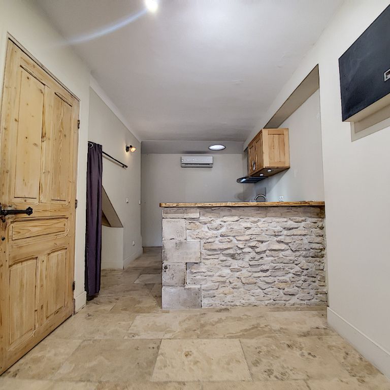 Noves, centre : Maison de village T3 58 m² avec 2 chambres, - Photo 1