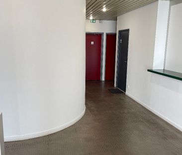 Location local commercial 2 pièces, 125.00m², Bourg-en-Bresse - Photo 3