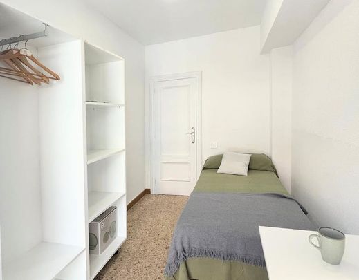 Carrer de Bernat i Baldoví, Burjassot, Valencian Community 46100 - Photo 1