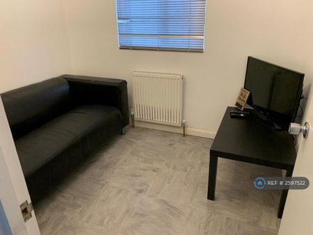 1 bedroom in a house share to rent - Photo 2