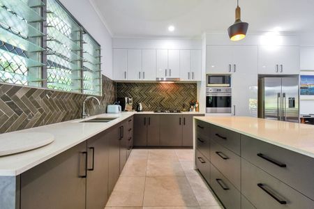 GREAT LOCATION, LUXURIOUS RENOVATION - Photo 4