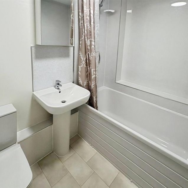 2 Bedroom House to Rent in Chatsworth Avenue, Kettering, NN15 - Photo 1