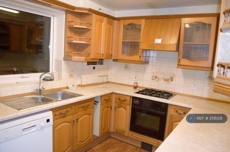 1 bedroom in a house share to rent - Photo 3