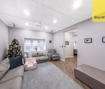 Fully Renovated Three Room House In Central Location - 650M Walk To... - Photo 1