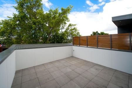 DESIGNER FIVE BEDROOM BOUTIQUE TERRACE ON LONG OR SHORT LEASE! - Photo 5