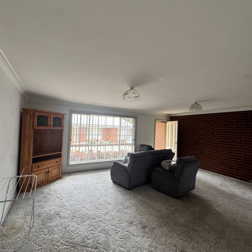 Low maintenance close to town! - Photo 1