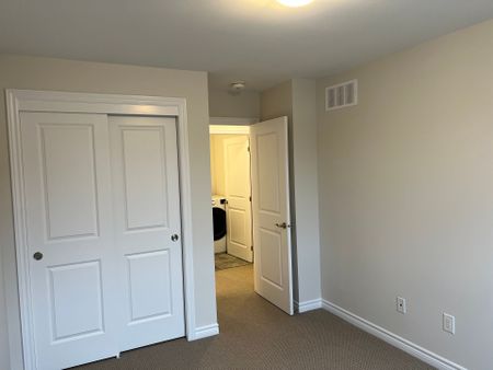 For Lease - 17 ATOP Lane, Blossom Park - Airport and Area, Ontario - Photo 3