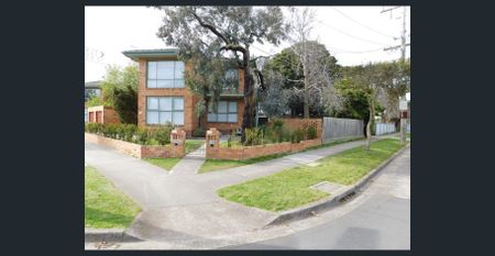 2 Bedroom GROUND LEVEL Apartment with large COURTYARD - Photo 3