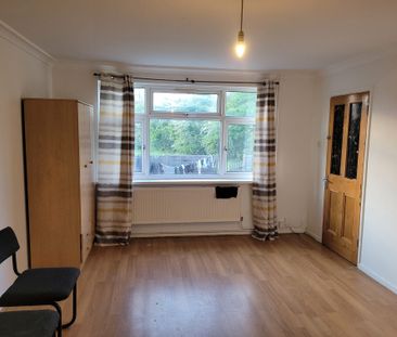Court Close, Aylesbury - Photo 2