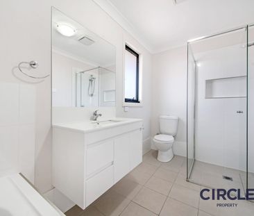 Contemporary 5 Bedroom Two Storey Home in a Sought-After Location - Photo 4