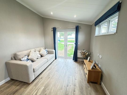 2 bedroom park home to rent - Photo 1