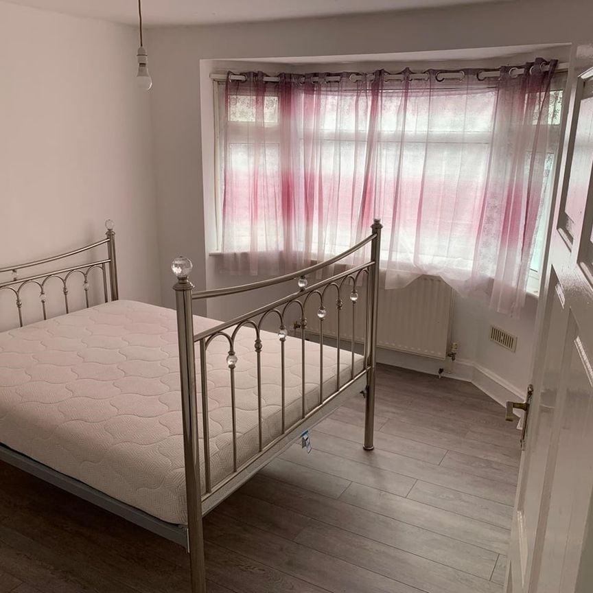 3 Bed Semi-Detached House, Deanscroft Avenue, NW9 - Photo 1